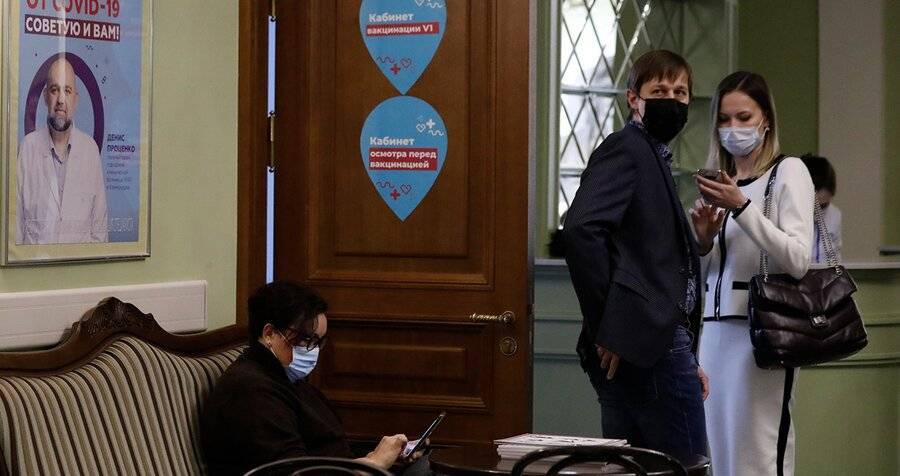 Собянин посетил выездной пункт вакцинации от коронавируса в "Геликон-опере"