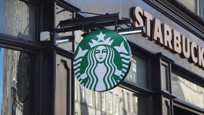 Кофе за 12 тысяч евро: Starbucks оказалась в центре расистского скандала