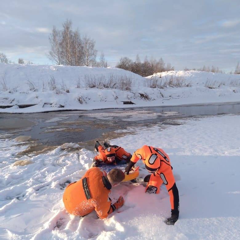 Спасатели Тосно отработали навыки спасения провалившихся под лед людей