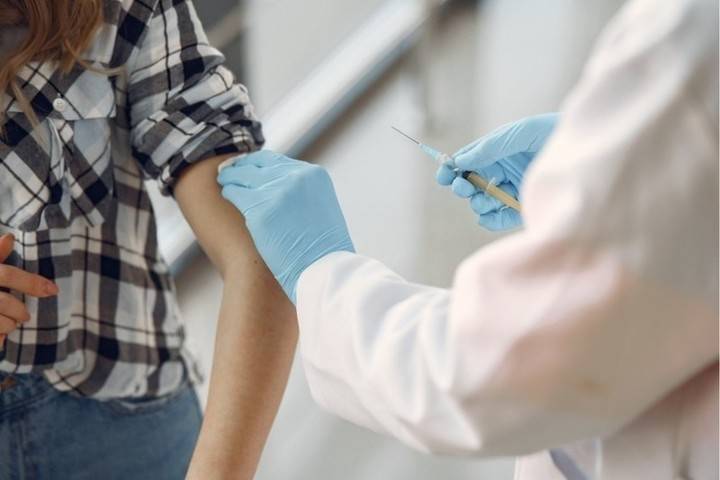 Около трех тысяч учителей Петербурга уже вакцинировали от коронавируса