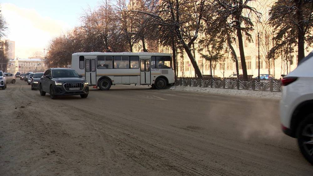 В центре Воронежа таксист спровоцировал ДТП с маршруткой и скрылся
