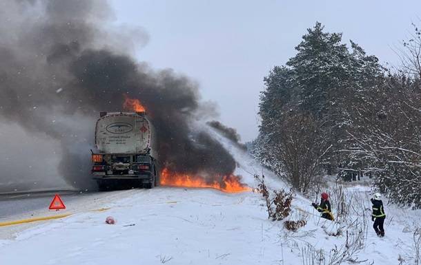 В Ровенской области загорелся бензовоз