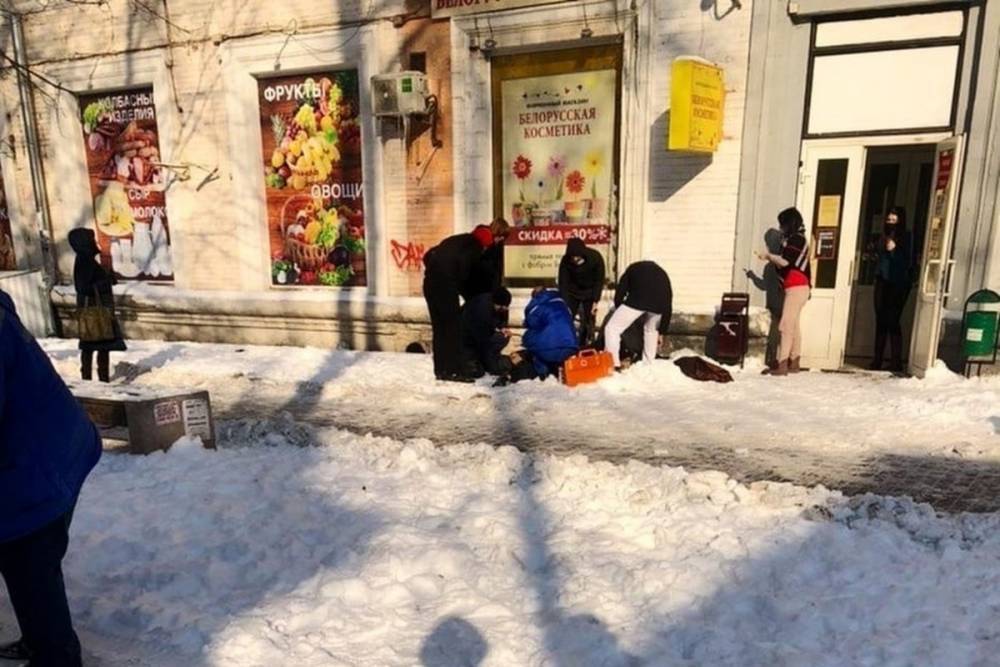В Ростове с крыши дома упал мужчина, которй расчищал ее от снега