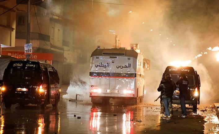 В Тунисе возобновились ночные беспорядки: лидеры партий обвиняют друг друга, а президента призывают дать опровержение (Al Jazeera, Тунис)