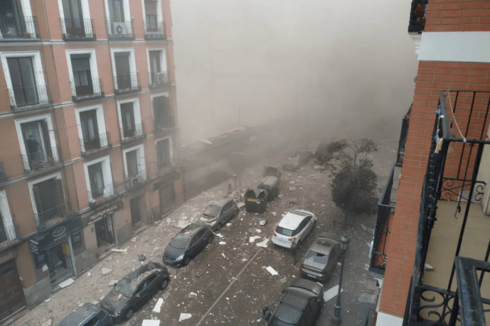 В центре Мадрида прогремел мощный взрыв: ударная волна разрушила здание, ранены люди (видео)