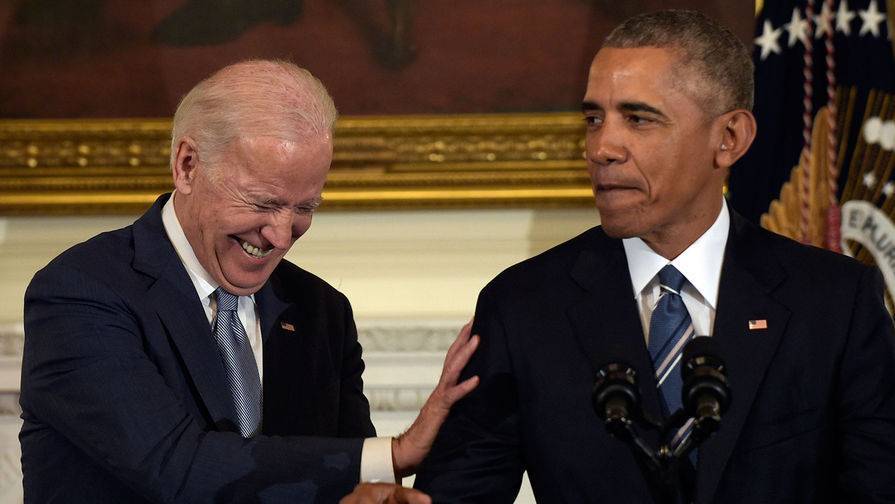 Байден и Обама обменялись ударом кулаков в знак приветствия в Капитолии