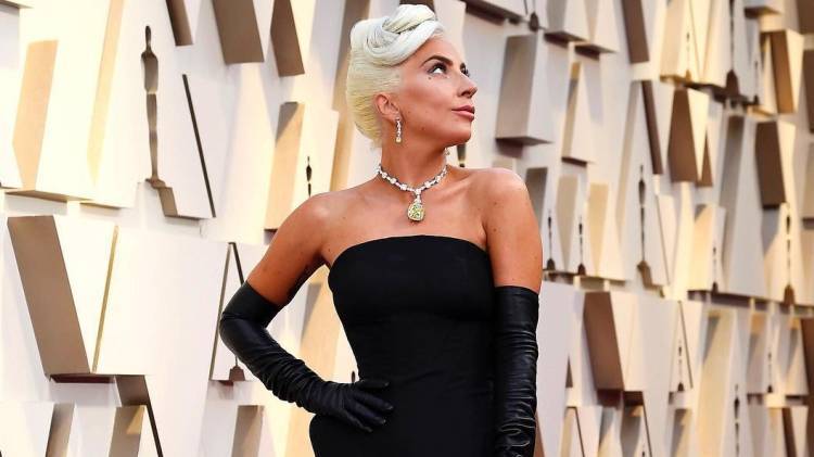 Исполнившая гимн США Леди Гага с золотым голубем на груди взорвала Twitter