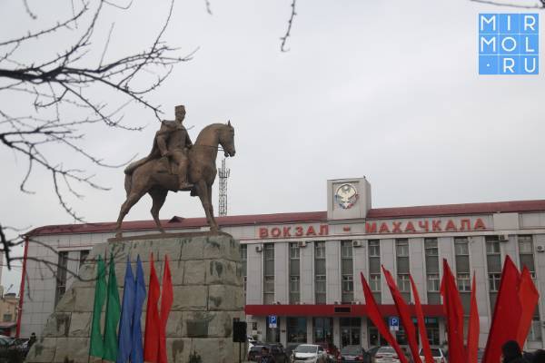 Махачкалинцы и гости столицы собрались у памятника Махачу Дахадаеву