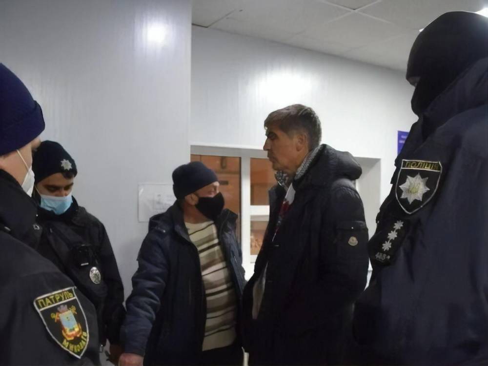 В Николаеве полиция задержала экс-нардепа: он пытался сбежать на машине, его догнали и разбили в кровь лицо – СМИ