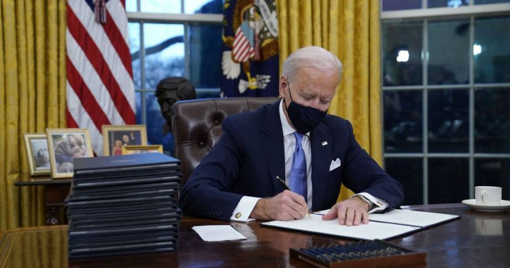 Возвращение США в ВОЗ и соглашение по климату: Байден подписал первые указы в качестве президента США