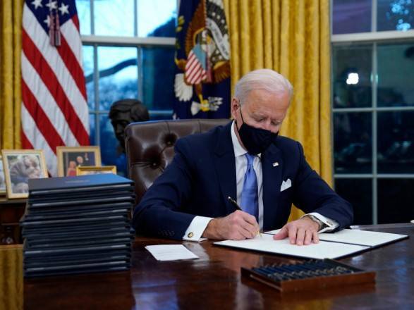 Байден подписал первые президентские указы, отменив решения Трампа