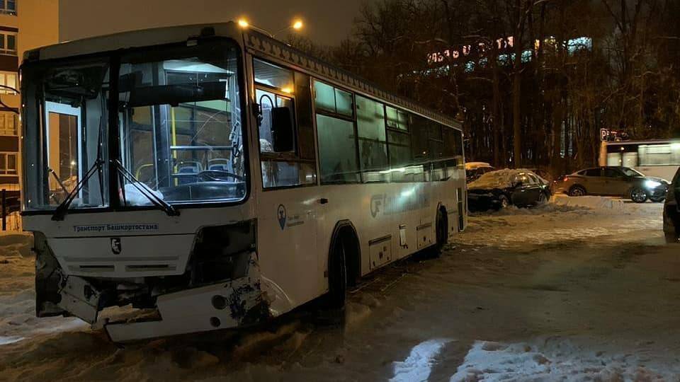 В Уфе автобус развернулся и снес шесть припаркованных иномарок