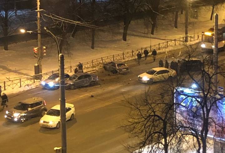 Гражданский проспект в Петербурге встал в пробке из-за массовой аварии