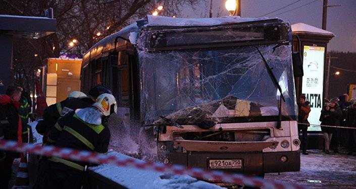 В Подмосковье рейсовый автобус врезался в здание кинотеатра