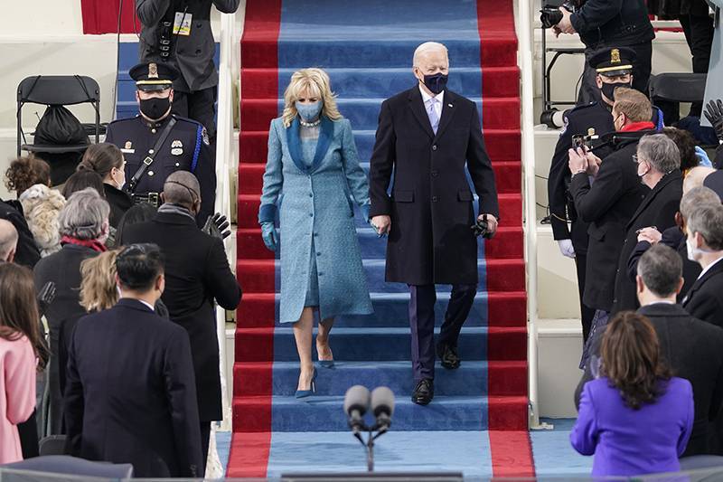 Сандерс в варежках и Леди Гага: самые яркие моменты инаугурации Байдена