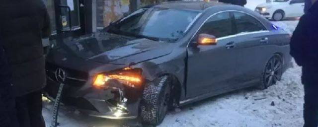В Екатеринбурге автомобиль врезался в остановку и задел девушку