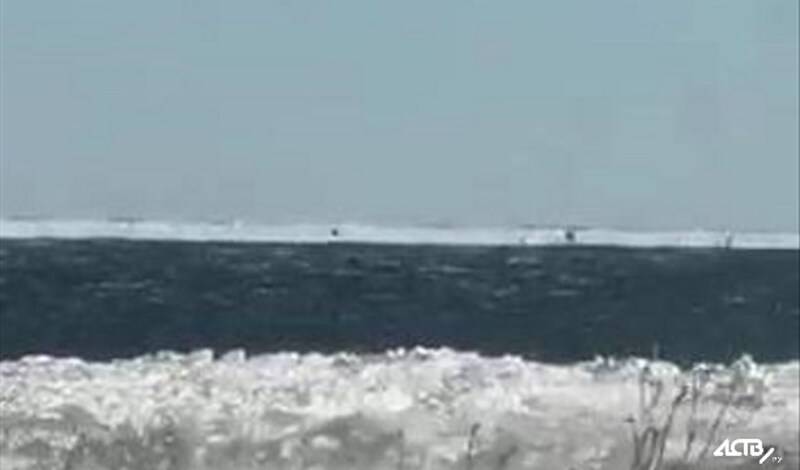 Восемь рыбаков уносит на оторвавшейся льдине в море возле Сахалина