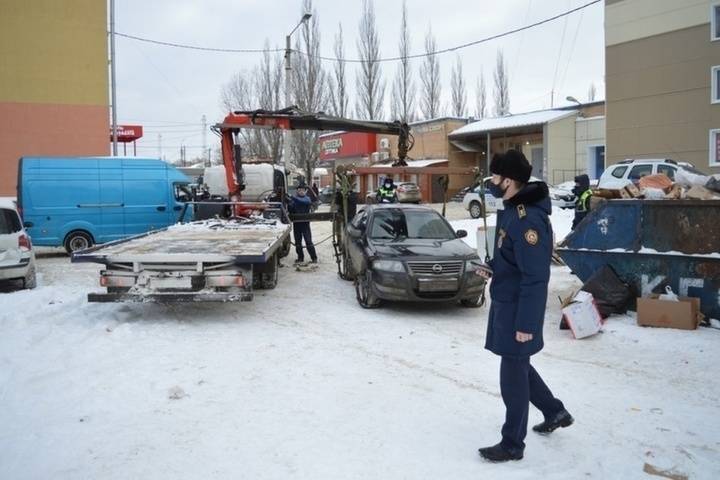 В Серпухове эвакуируют автомобили, припаркованные у контейнерных площадок