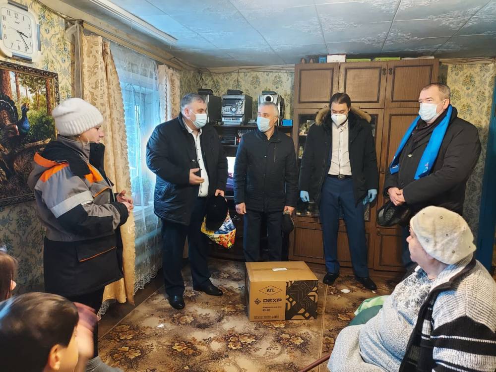 Депутаты Рязанской областной думы подарили погорельцам из Клепиковского района микроволновую печь