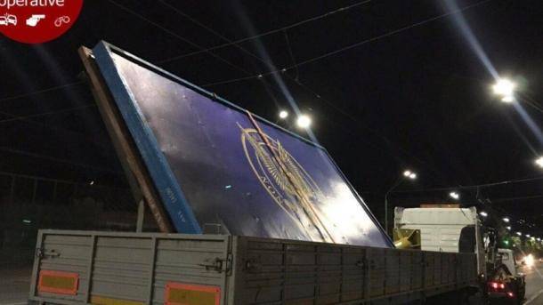 Перед посольством РФ в Киеве демонтировали билборд с гербом контрразведки Украины, активисты препятствуют вывозу