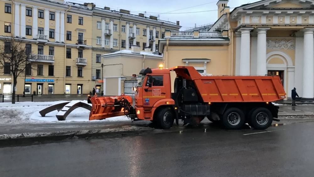 Более 900 уборочных машин чистят улицы Петербурга от снега