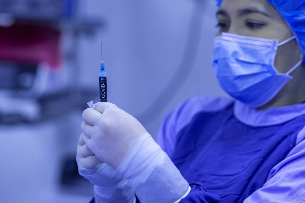 Более 30 тыс. петербуржцев получили первую дозу вакцины от коронавируса