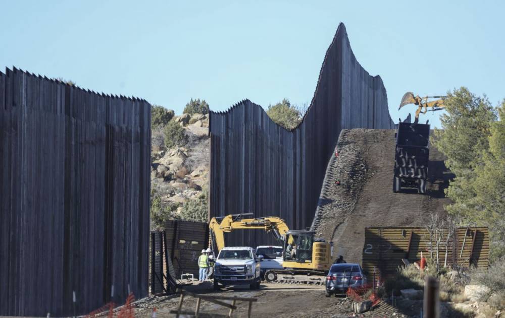 В США приостановили строительство стены с Мексикой
