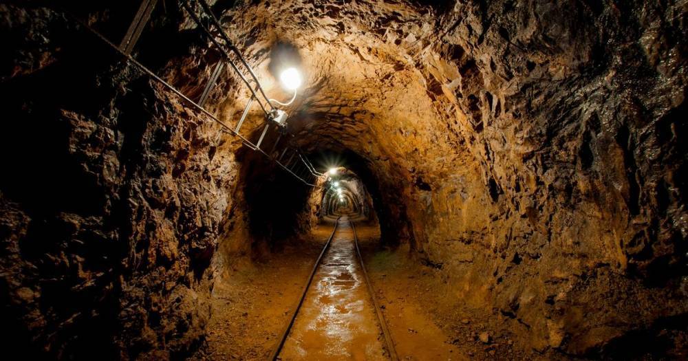 Двое горняков погибли при обрушении в шахте в Кузбассе