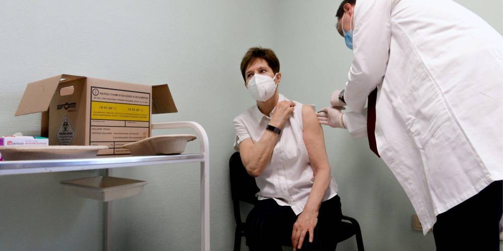 Венгрия сертифицировала российскую и британскую вакцину от коронавируса