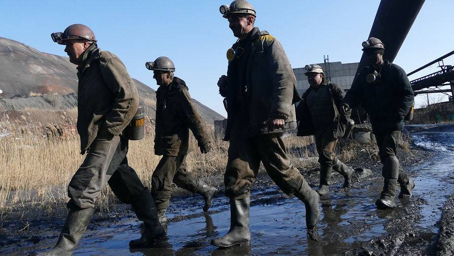 Двое человек погибли при обрушении в шахте после выброса метана в Кузбассе