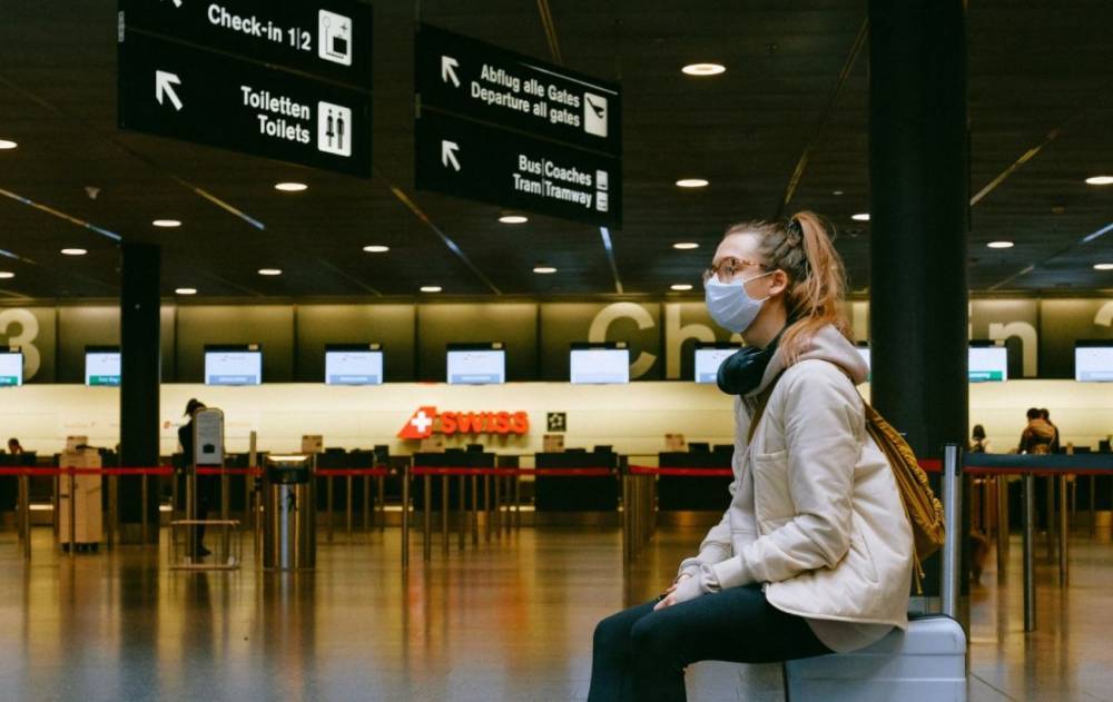 В аэропорту Нидерландов задержали туристов с фальшивыми тестами на коронавирус