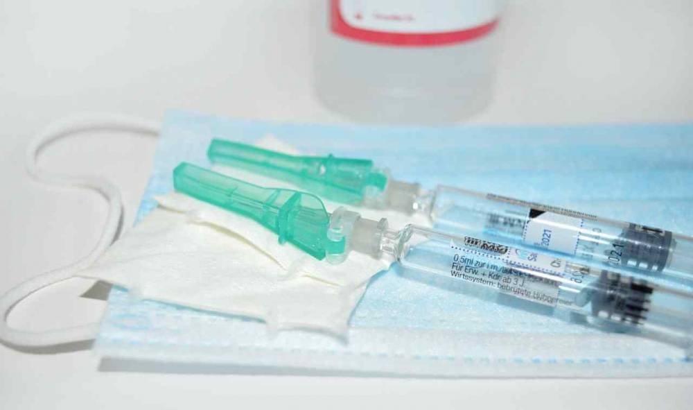 Доктор Мясников оценил опасность вакцины от COVID-19 для онкобольных