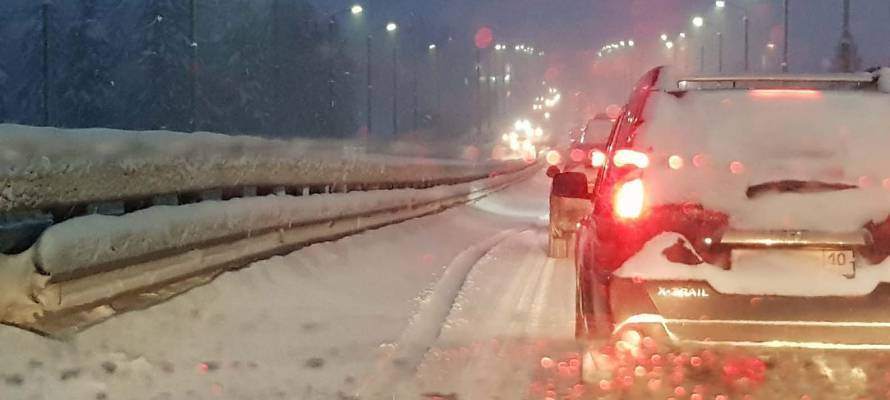 Из-за плохой погоды ГИБДД Карелии просит не выезжать на дорогу на личных авто