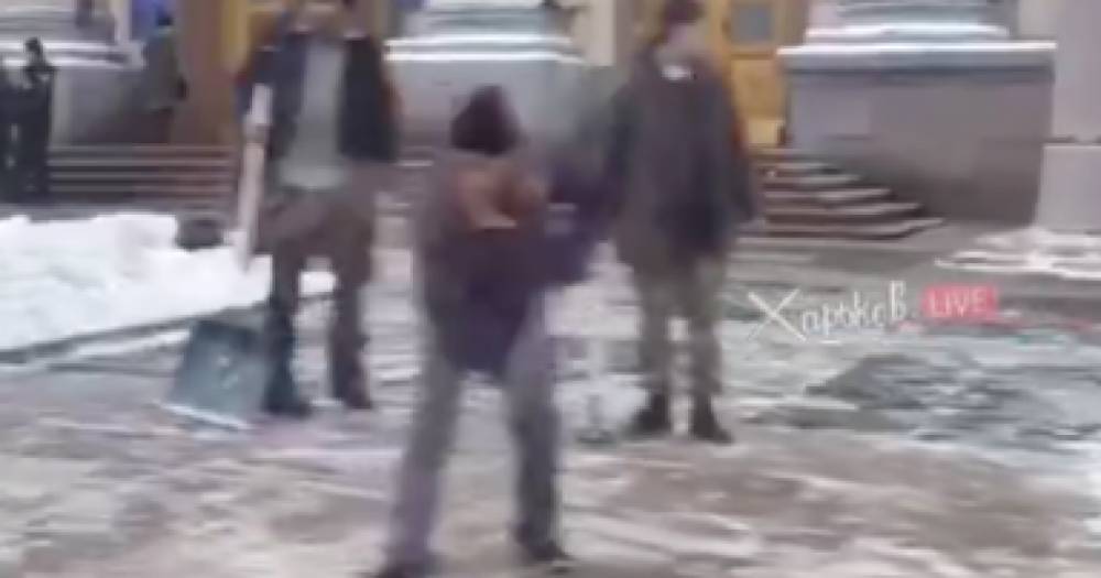 Пожар в Харькове: перед приездом Зеленского в городе начали резко убирать снег (видео)