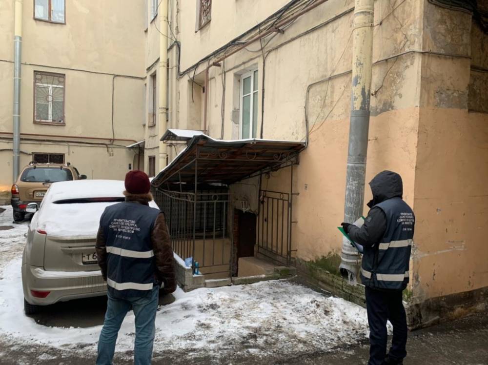 Сауну, бар и магазин выселили из незаконно занятых помещений в Петербурге