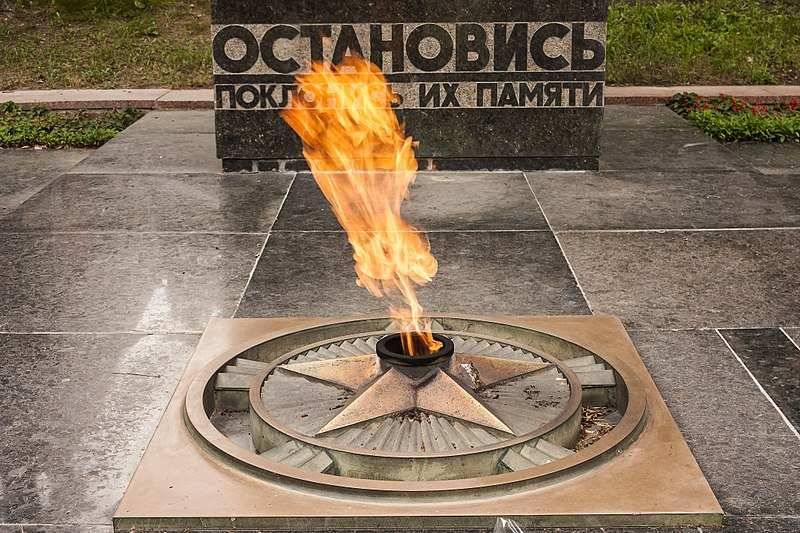 Жители Ставрополья негативно отреагировали на поступок станцевавшего у Вечного огня лезгинку парня