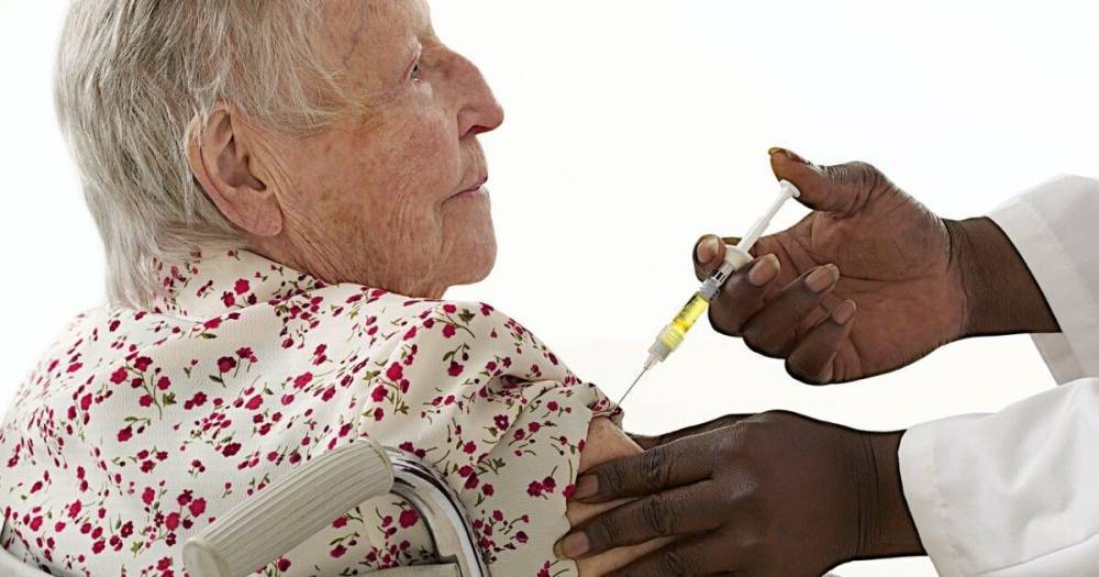 У ВОЗ нет подтверждений связи смертей пожилых людей с их вакцинацией от коронавируса