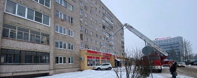 Мужчина погиб после падения с крыши многоэтажки в Великом Новгороде