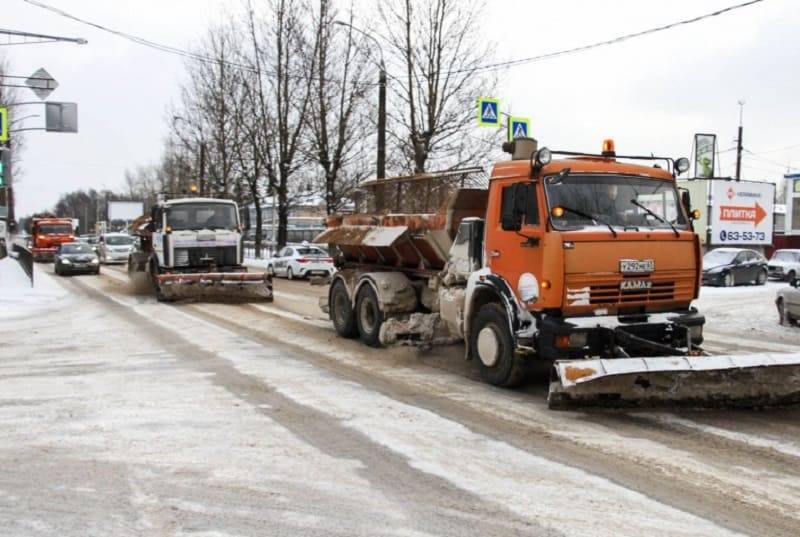 В Смоленске вторые сутки устраняют последствия снегопада