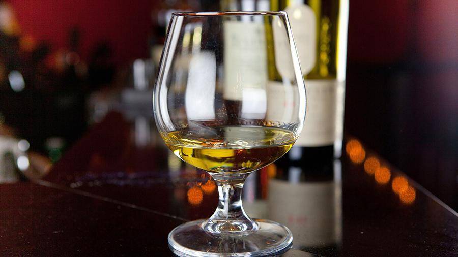 Цена бутылки виски Macallan на торгах может побить рекорд в $1,6 млн