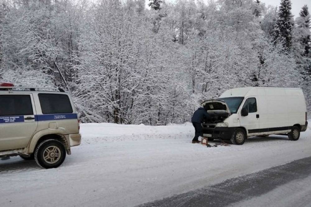 В Костромской области инспекторы ДПС пришли на помощь незадачливому водителю