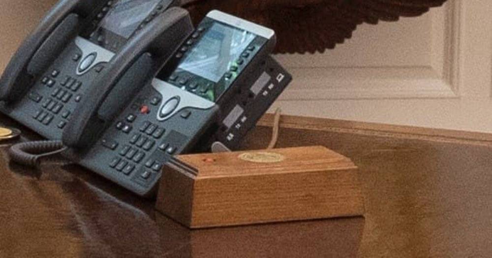 В Овальном кабинете убрали кнопку вызова официанта, установленную Трампом (фото)