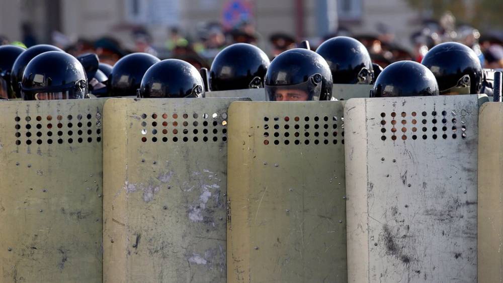 Протесты сторонников Навального: МВД России массово собирает силовиков