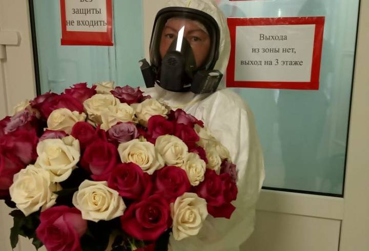 В Сосновом Бору пациент COVID-отделения поблагодарил медиков пышными розами