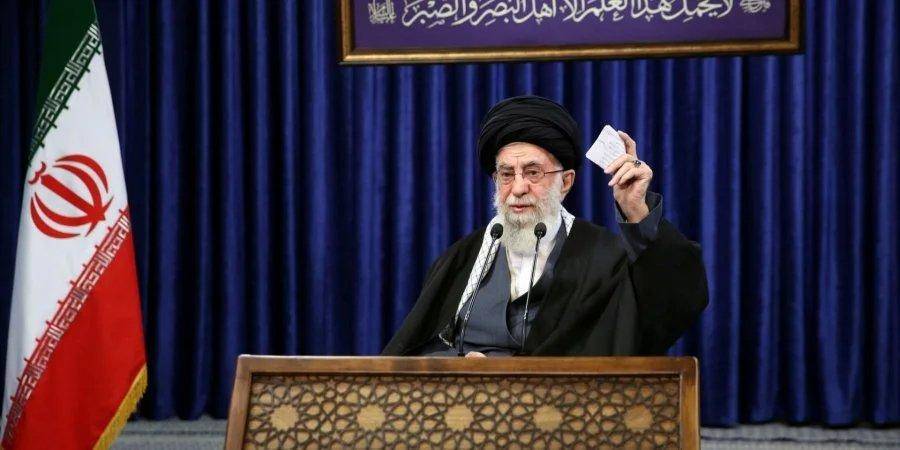 «Месть неотвратима». Twitter забанил верховного главу Ирана Али Хаменеи после угроз Дональду Трампу