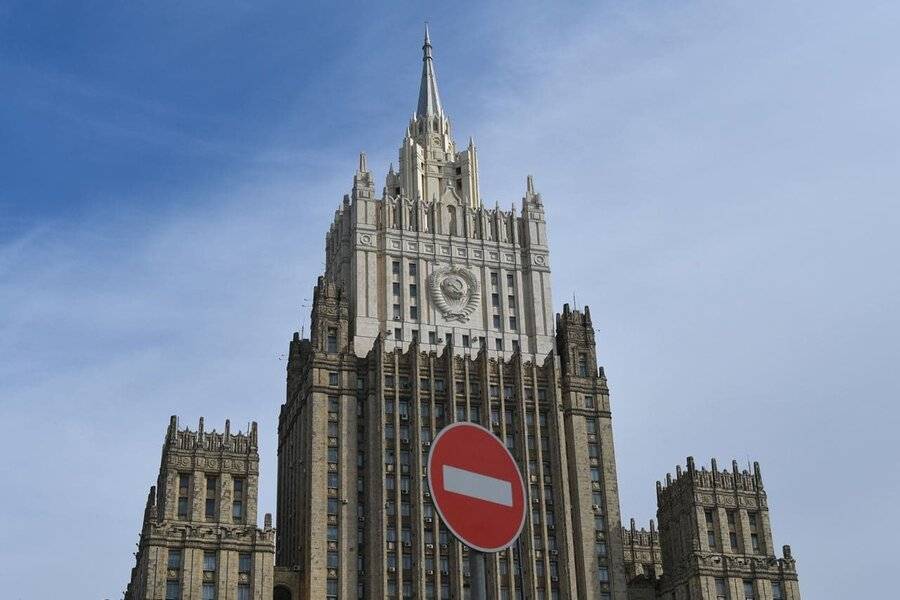 МИД РФ обещал реагировать на "освещение" несанкционированных акций посольством США