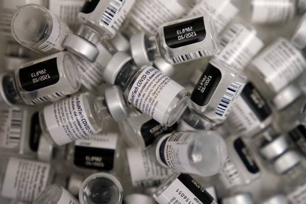 Pfizer планирует сократить поставки флаконов с вакциной в США nbsp
