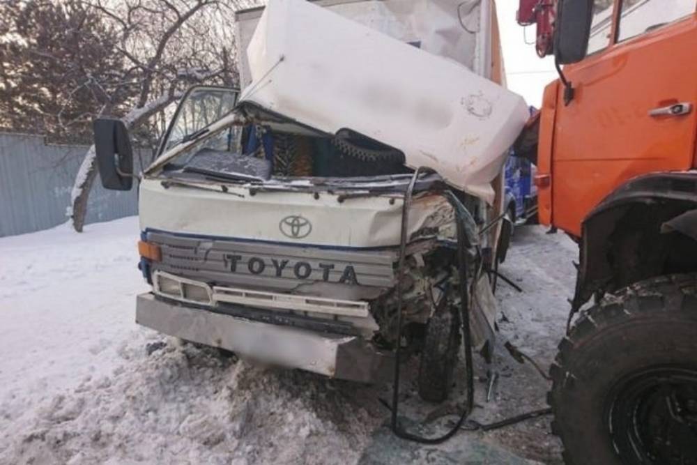 Три грузовика столкнулись на улице Смирнова в Томске