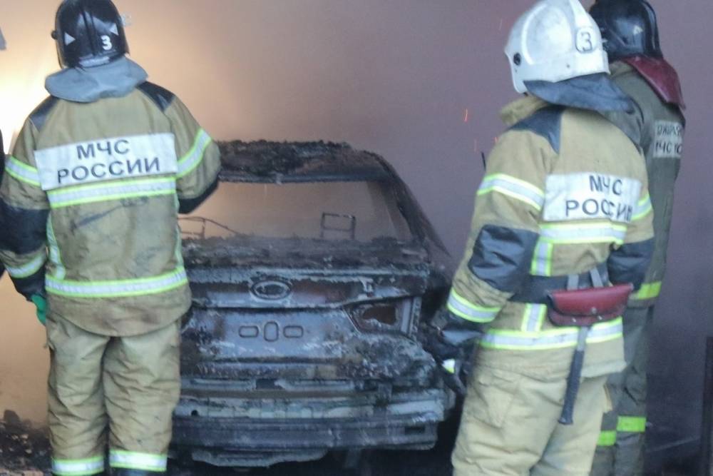 В Смоленске на Попова ночью горел автомобиль ВАЗ-1110