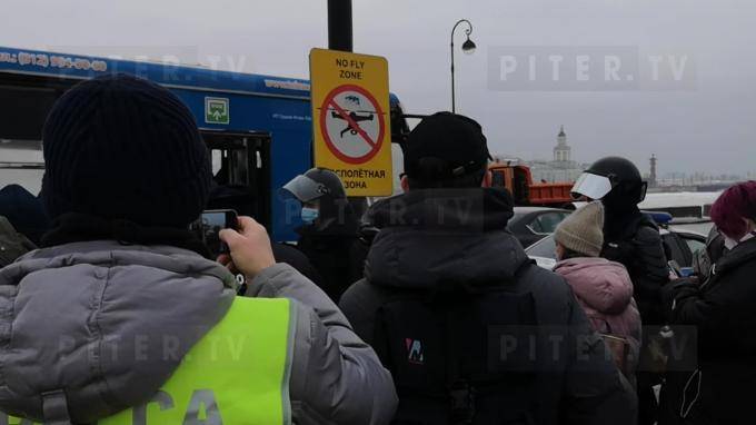 На Сенатской площади в Петербурге начались задержания